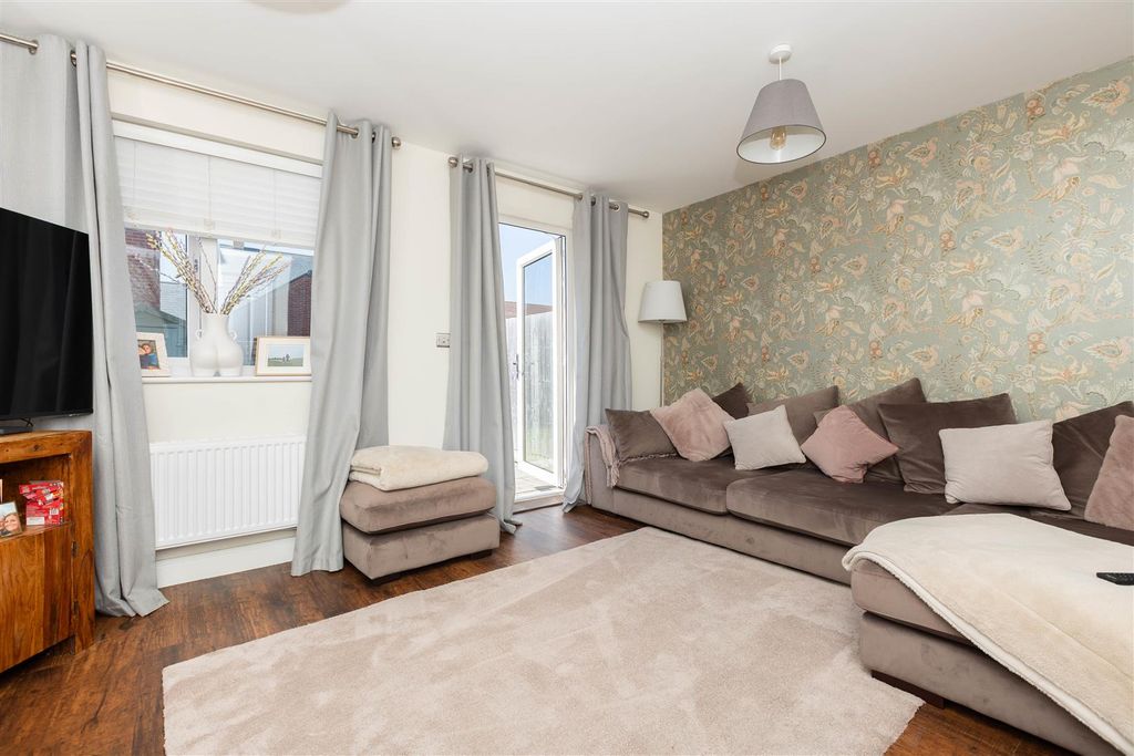 Property photo 2 of 16 Lounge