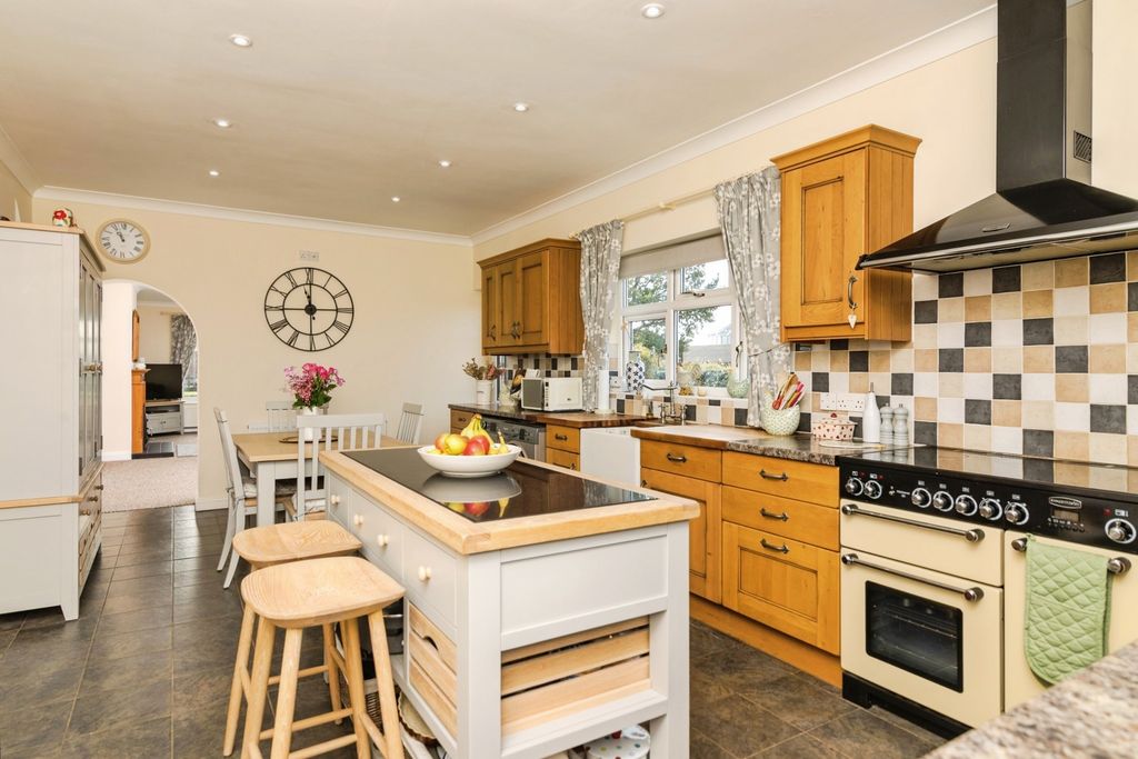 Property photo 3 of 17 Kitchen