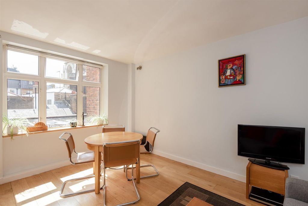 Property photo 1 of 14 65 Cliffords Inn-02.Jpg