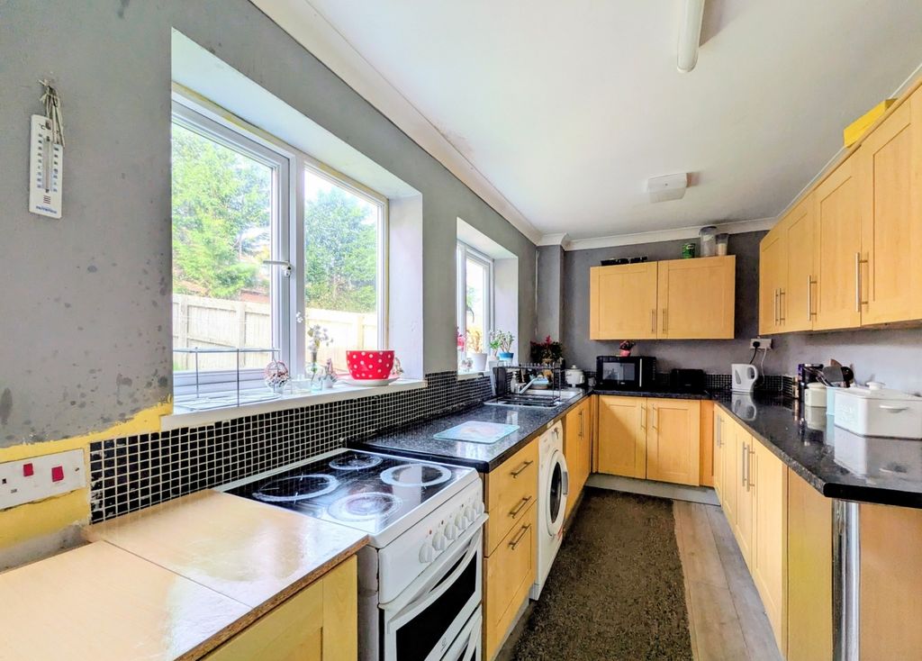 Property photo 2 of 9 99c0B47B-d3c7-4372-A2Cb-Cafffff92273-1_All_1981