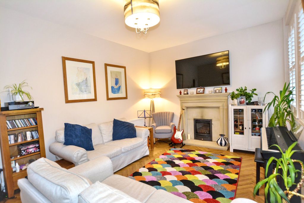 Property photo 3 of 24 Lounge.