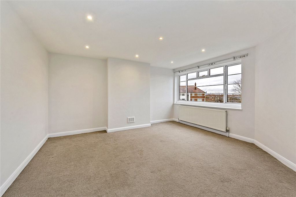 Property photo 3 of 8 Picture No. 16