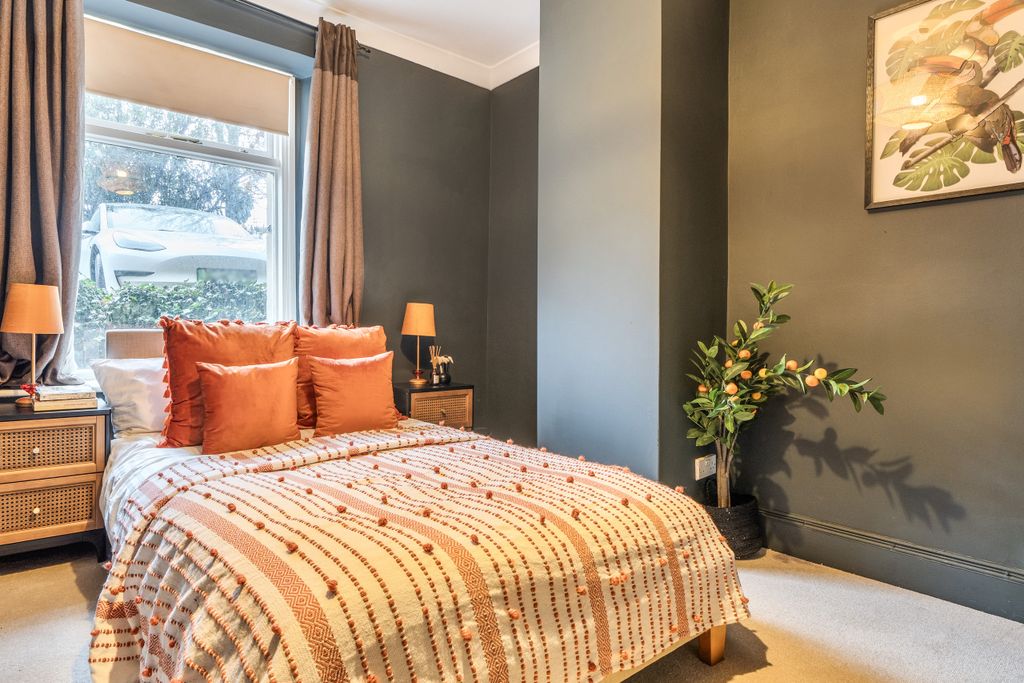 Property photo 2 of 17 Bedroom