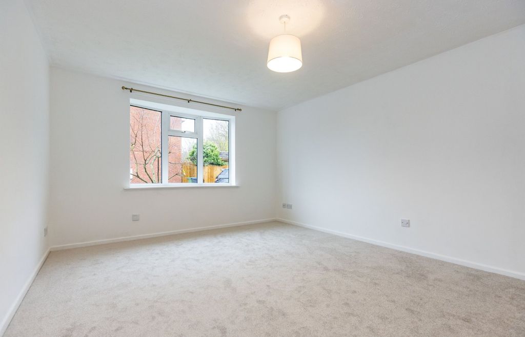 Property photo 3 of 14 Lounge