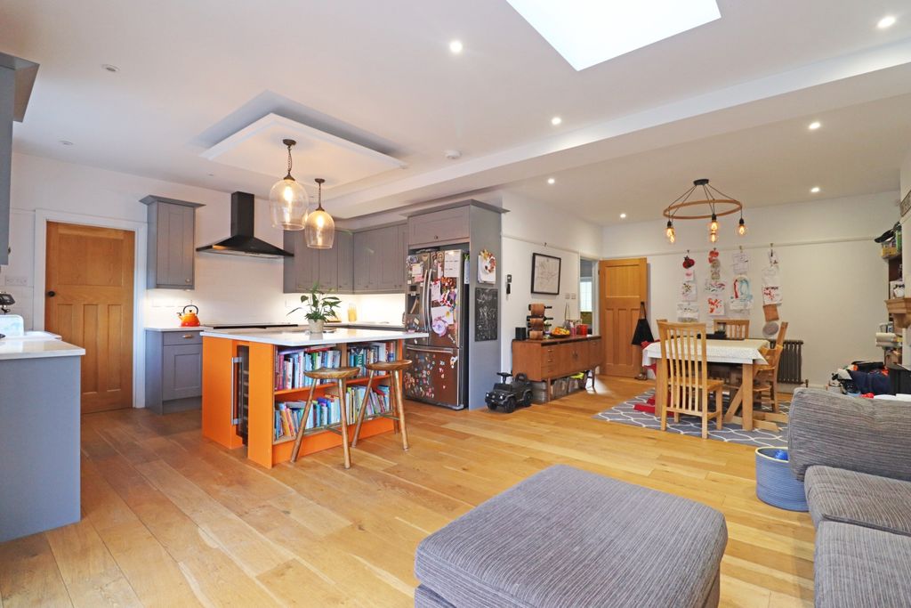 Property photo 2 of 15 Kitchen3