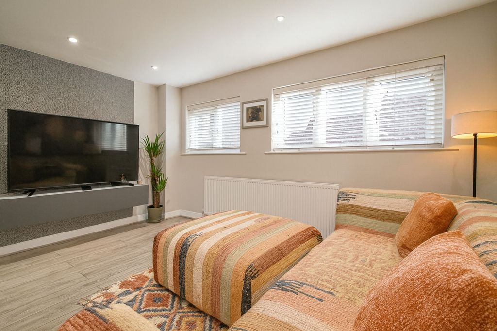 Property photo 3 of 10 Kitchen/Lounge