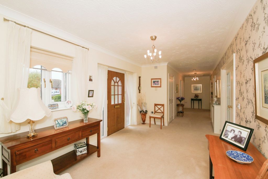 Property photo 3 of 15 Entrance Hall
