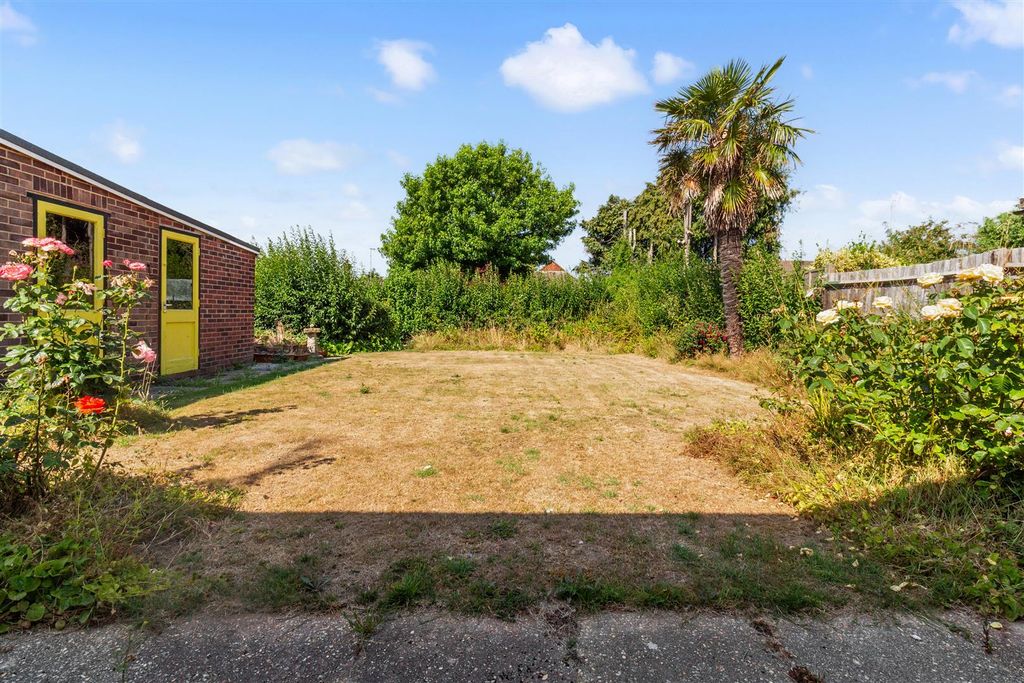 Property photo 3 of 15 4 Frobisher Close-010.Jpg