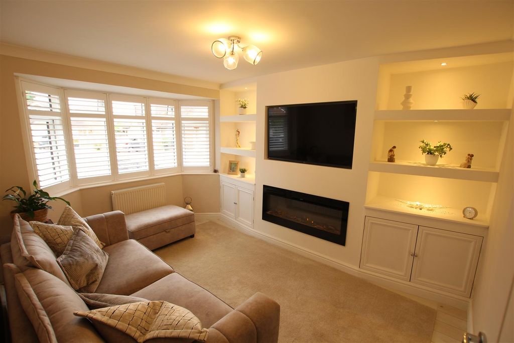 Property photo 2 of 13 Lounge