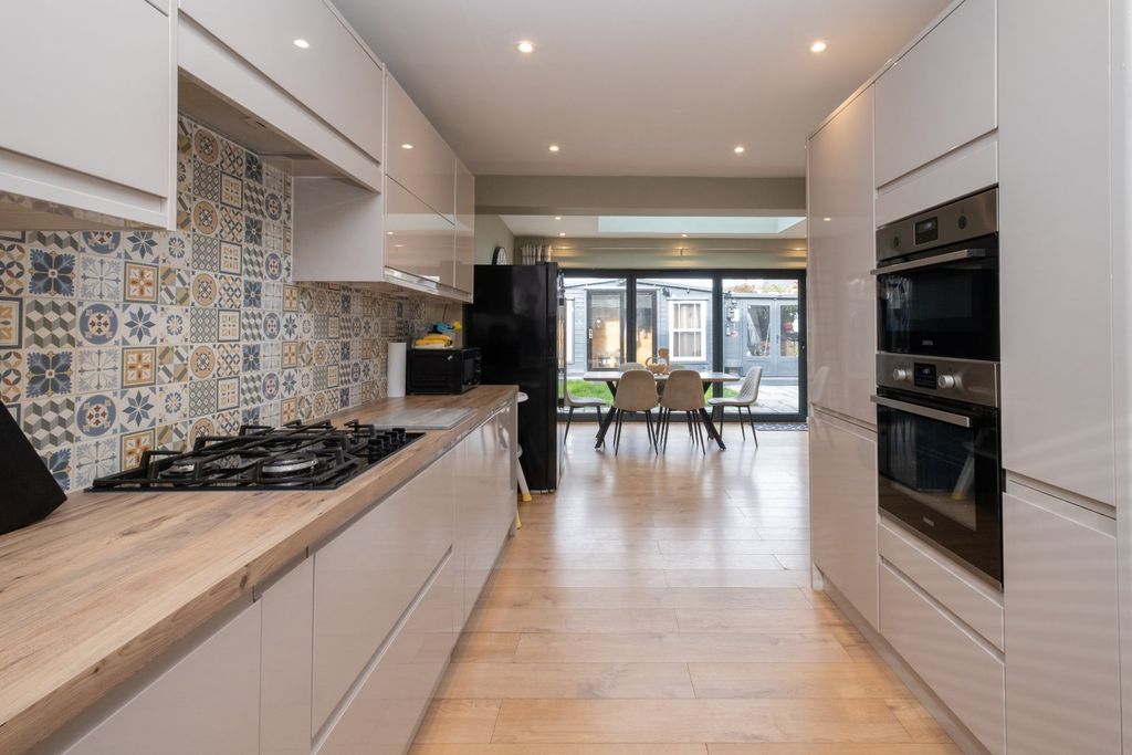 Property photo 3 of 20 Picture 3