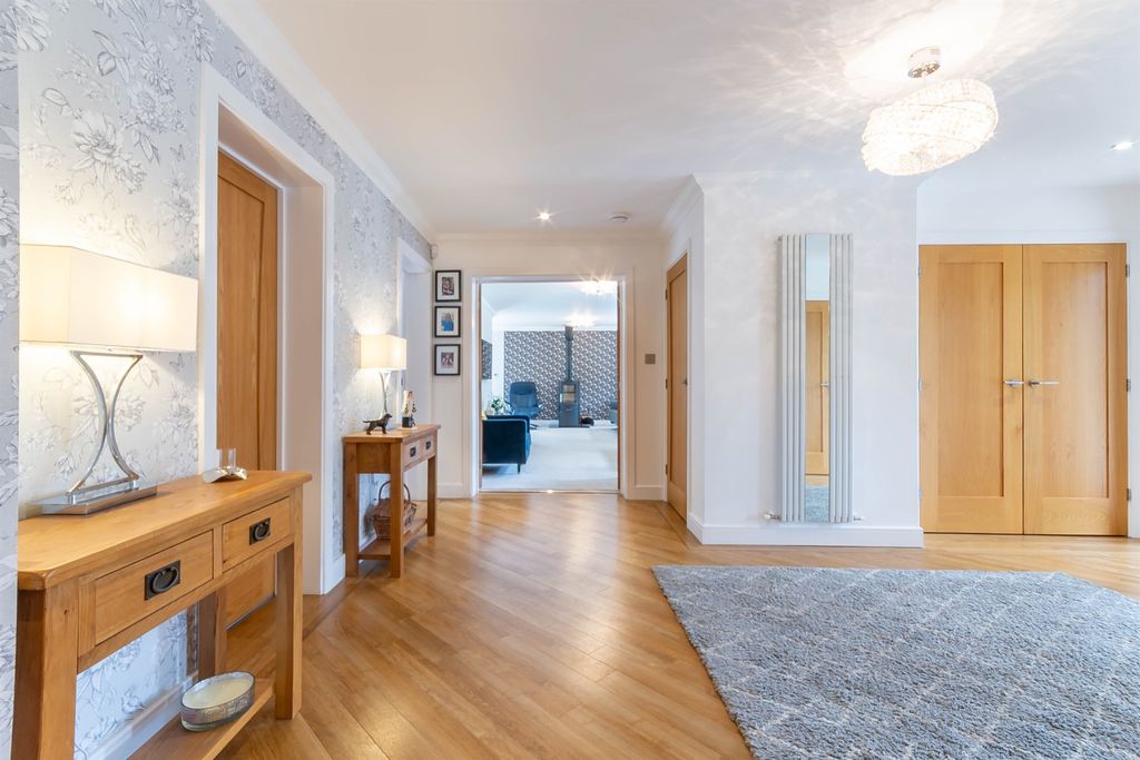 Property photo 3 of 18 Entrance Hall