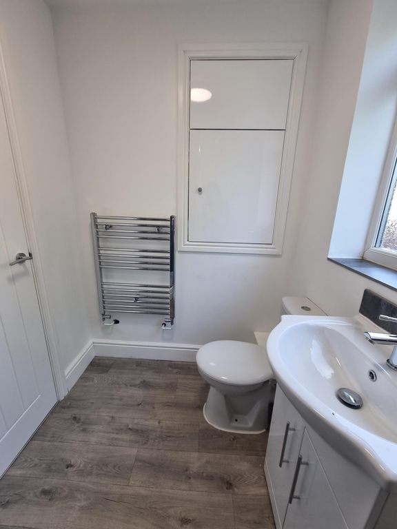 Property photo 3 of 6 Bathroom 2_R