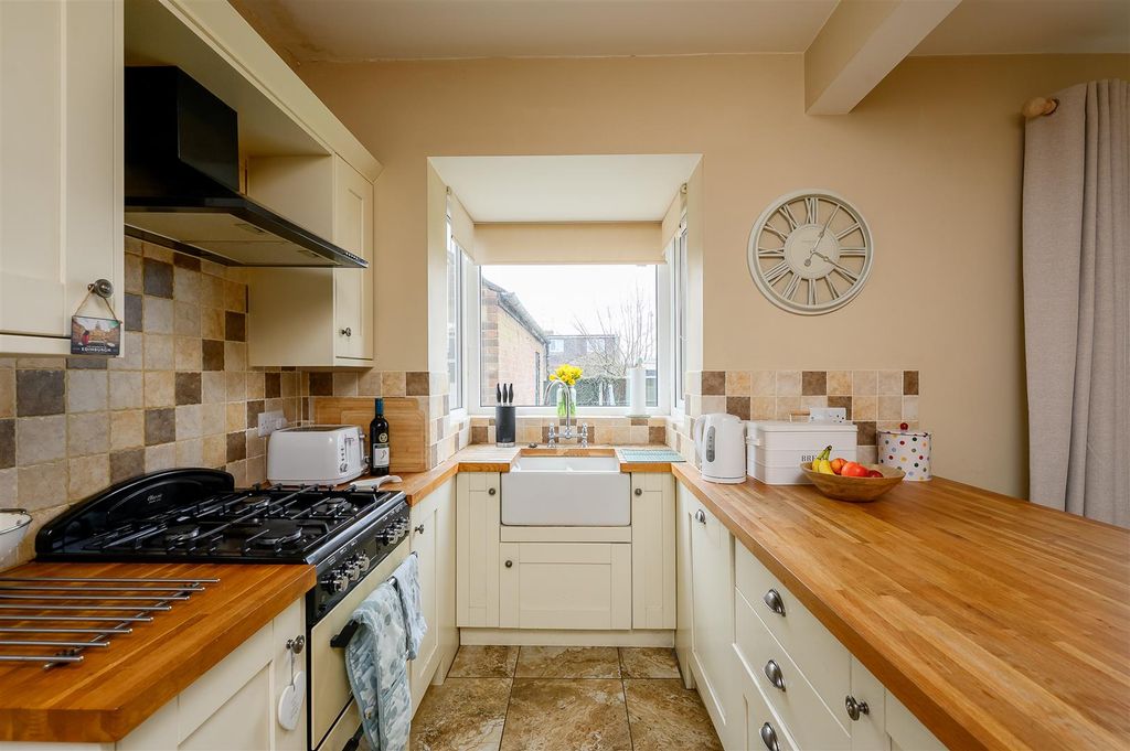 Property photo 3 of 18 Kitchen