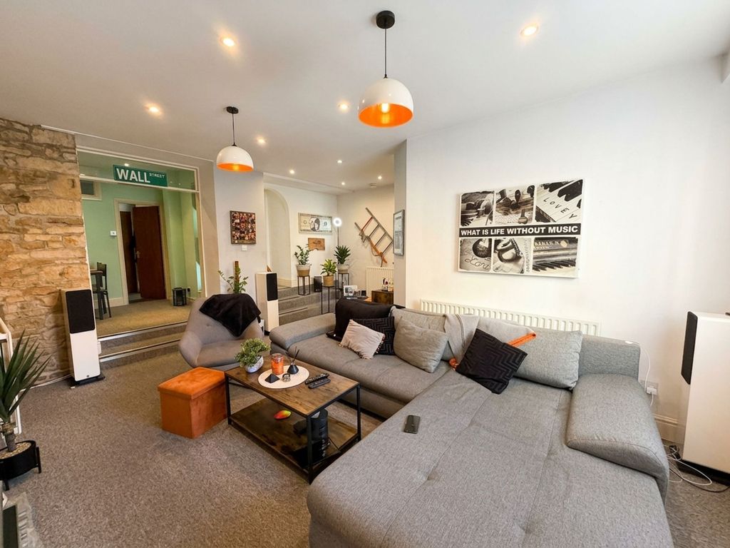 Property photo 3 of 19 Flat 1 Lounge
