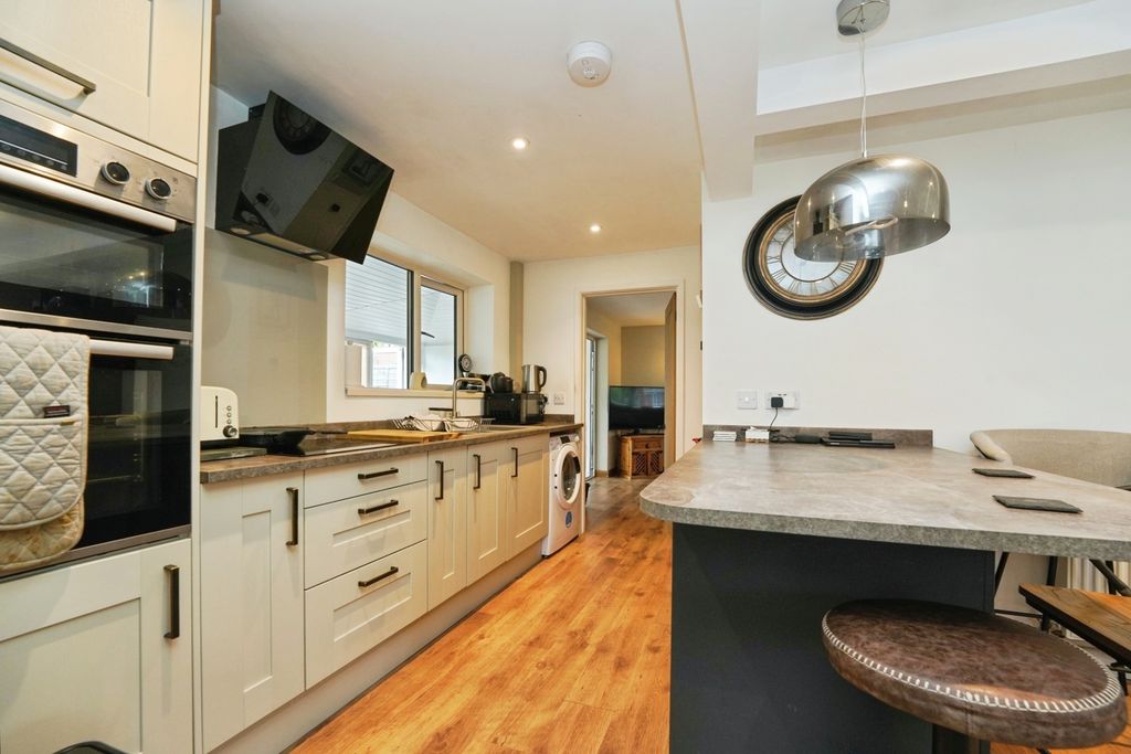 Property photo 3 of 17 Kitchen