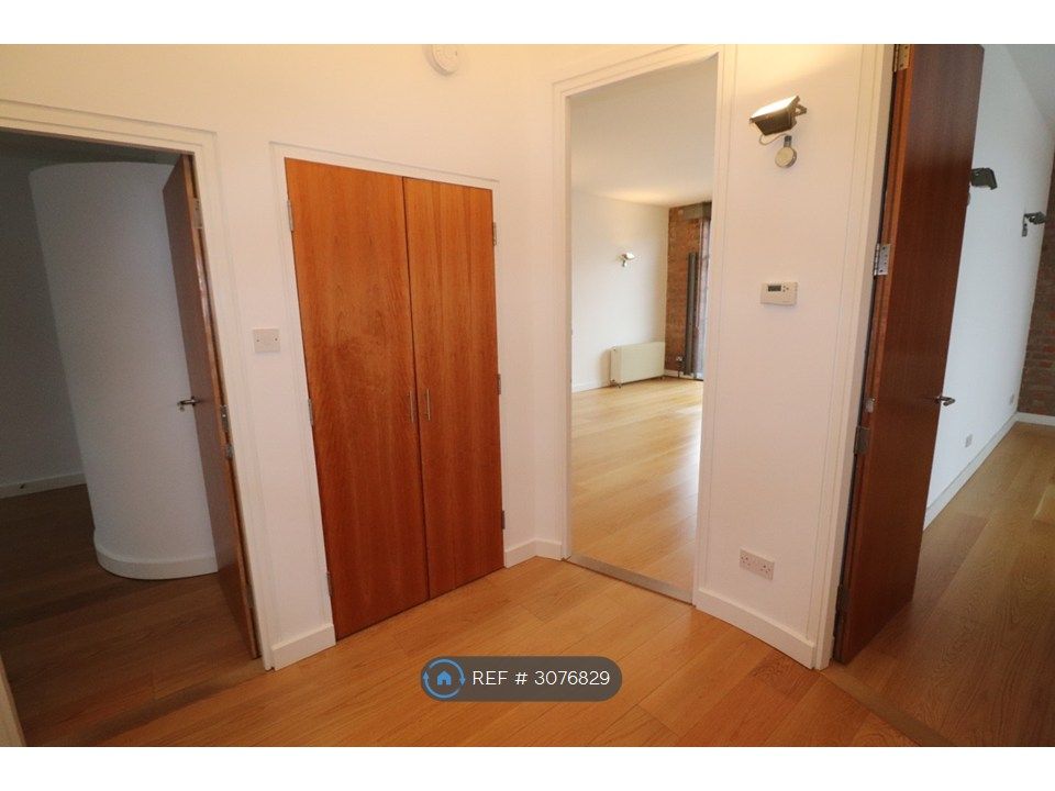 Property photo 2 of 11 Hallway