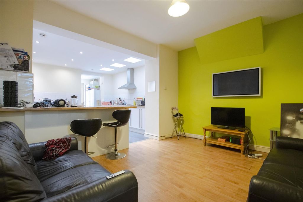 Property photo 2 of 12 Approach