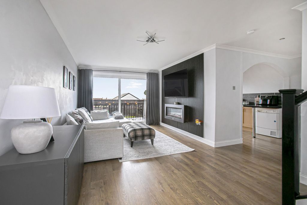 Property photo 2 of 26