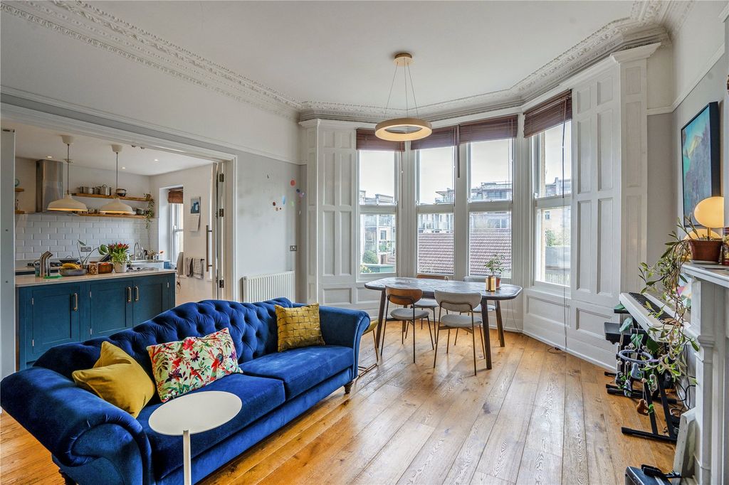 Property photo 3 of 10 Sitting/Dining Room