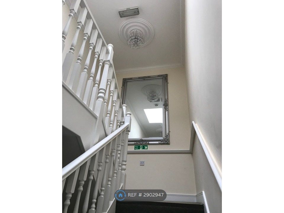 Property photo 2 of 32 Communal Stairs