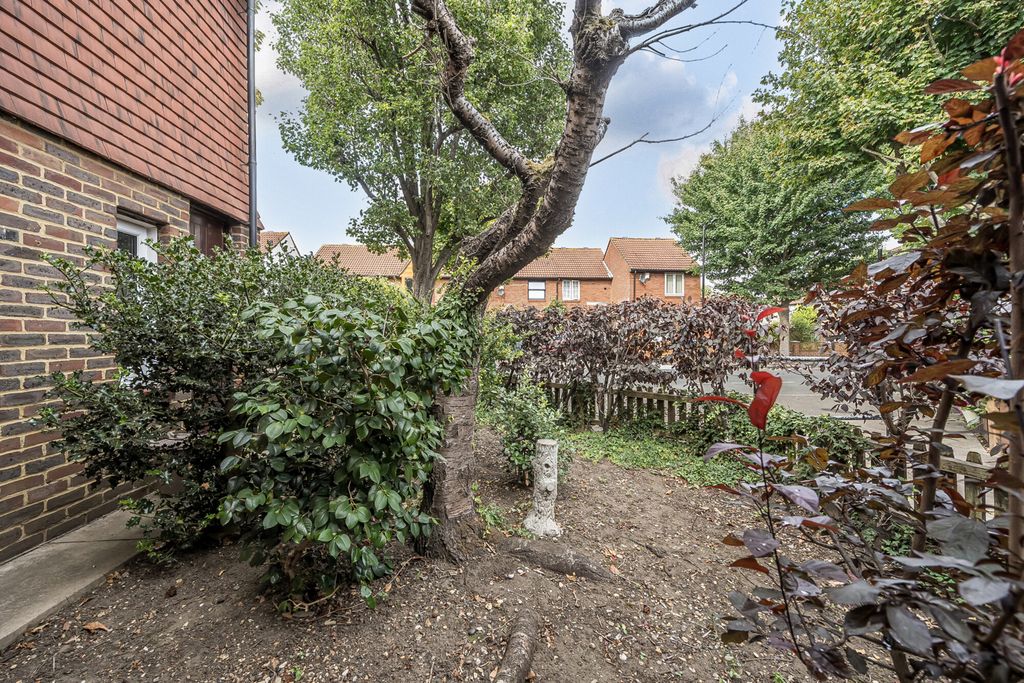 Property photo 3 of 23 Front Garden