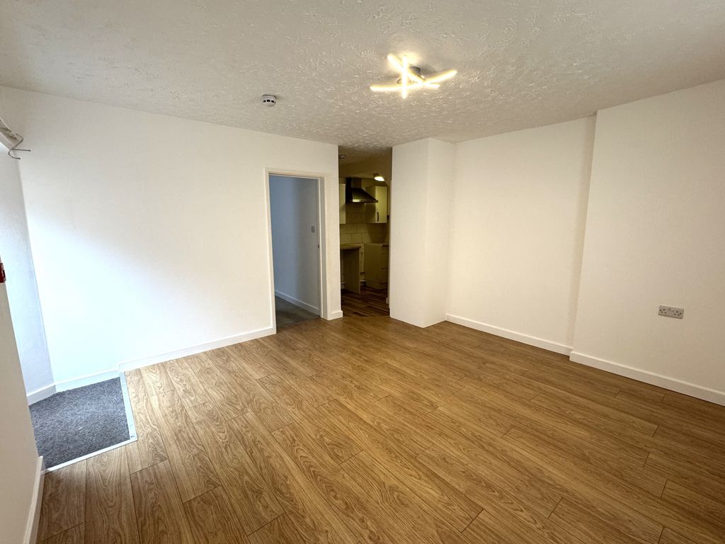 Property photo 2 of 11 Lounge1