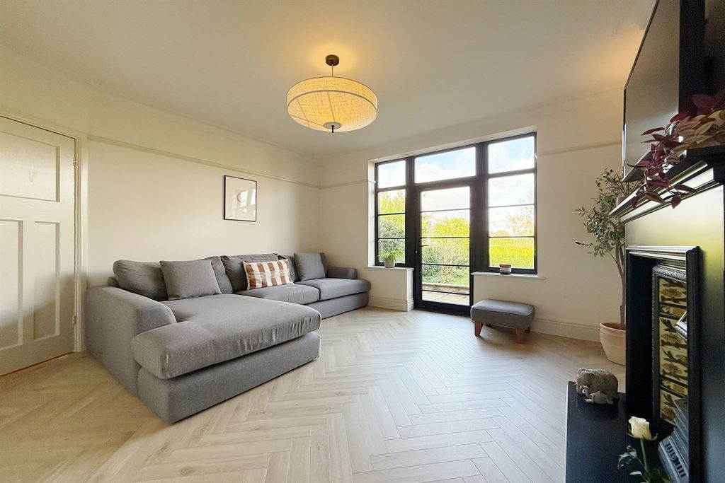 Property photo 2 of 21 Living Room