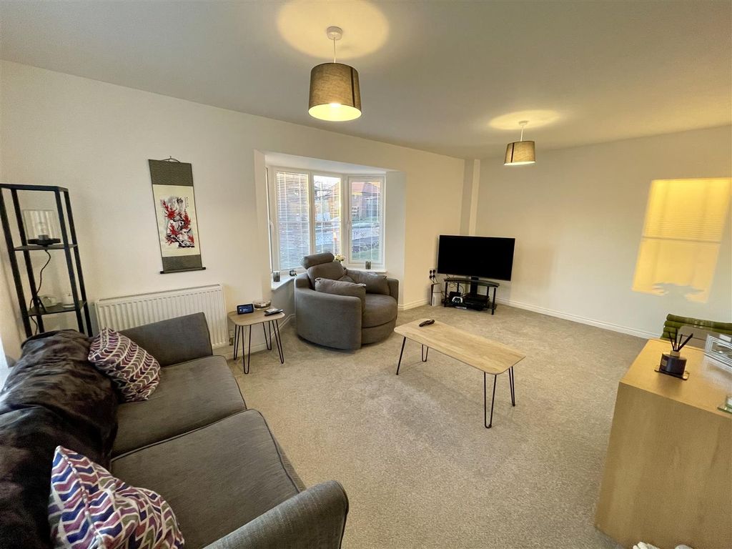 Property photo 2 of 17 Lounge