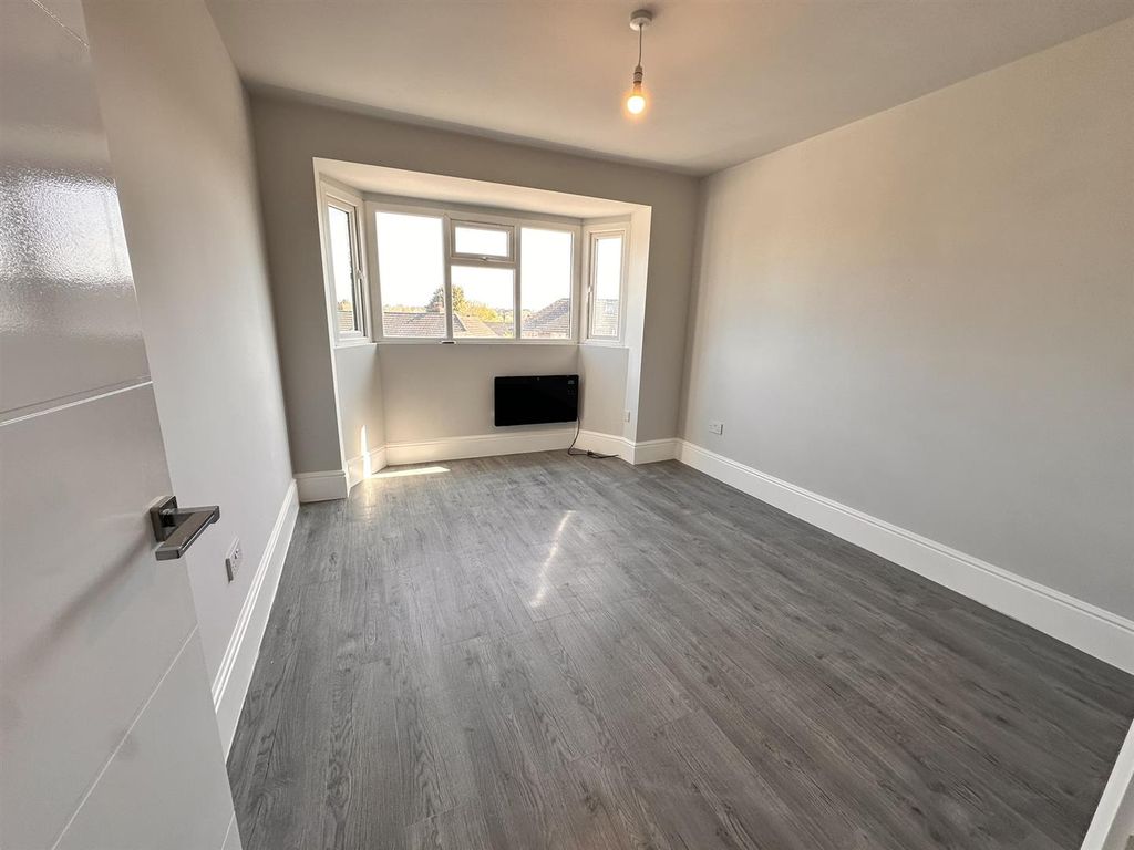 Property photo 2 of 5 Bedroom