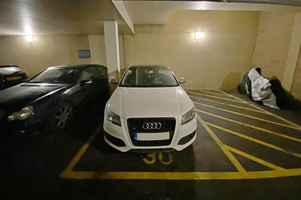 Property photo 3 of 9 Parking