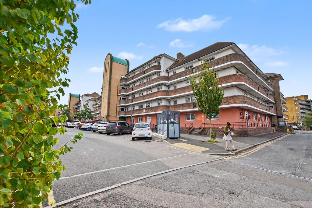 Property photo 2 of 16 Flat 44 Acworth House, Barnfield Road, Woolwich, London Se18 3Tp