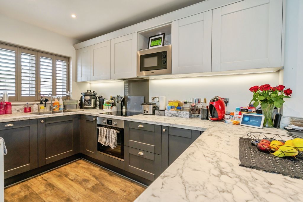 Property photo 3 of 18 Kitchen