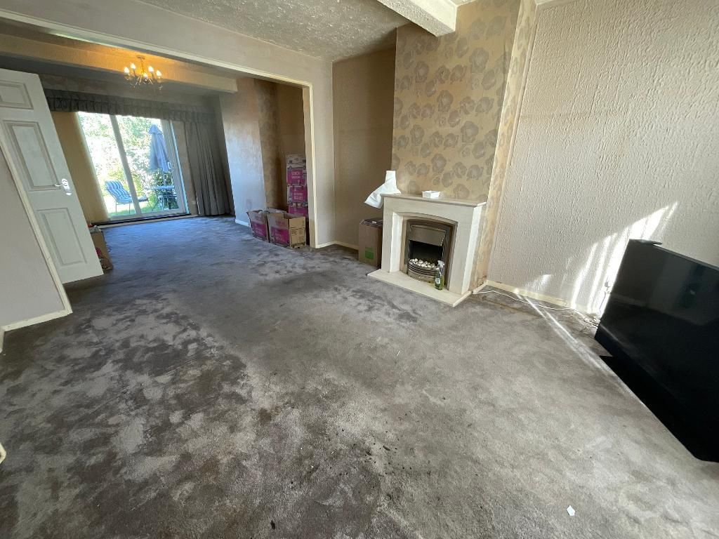 Property photo 2 of 16 Living Room 26'1 x 11'6