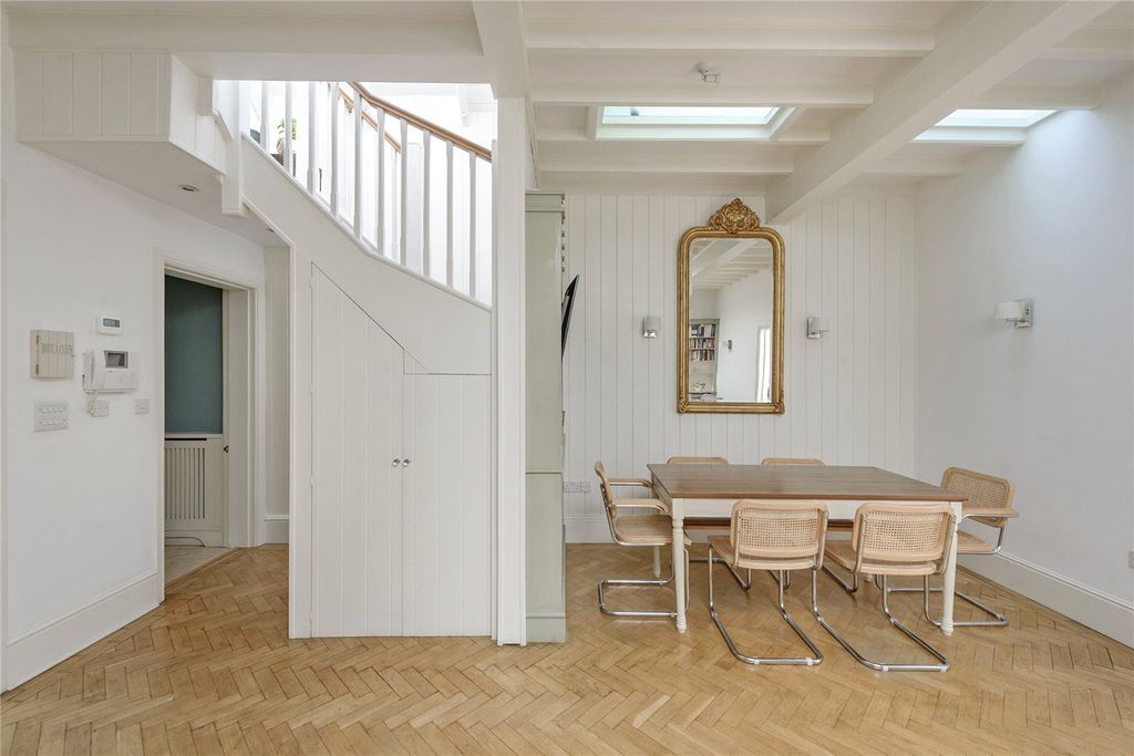 Property photo 3 of 18 Dining Area