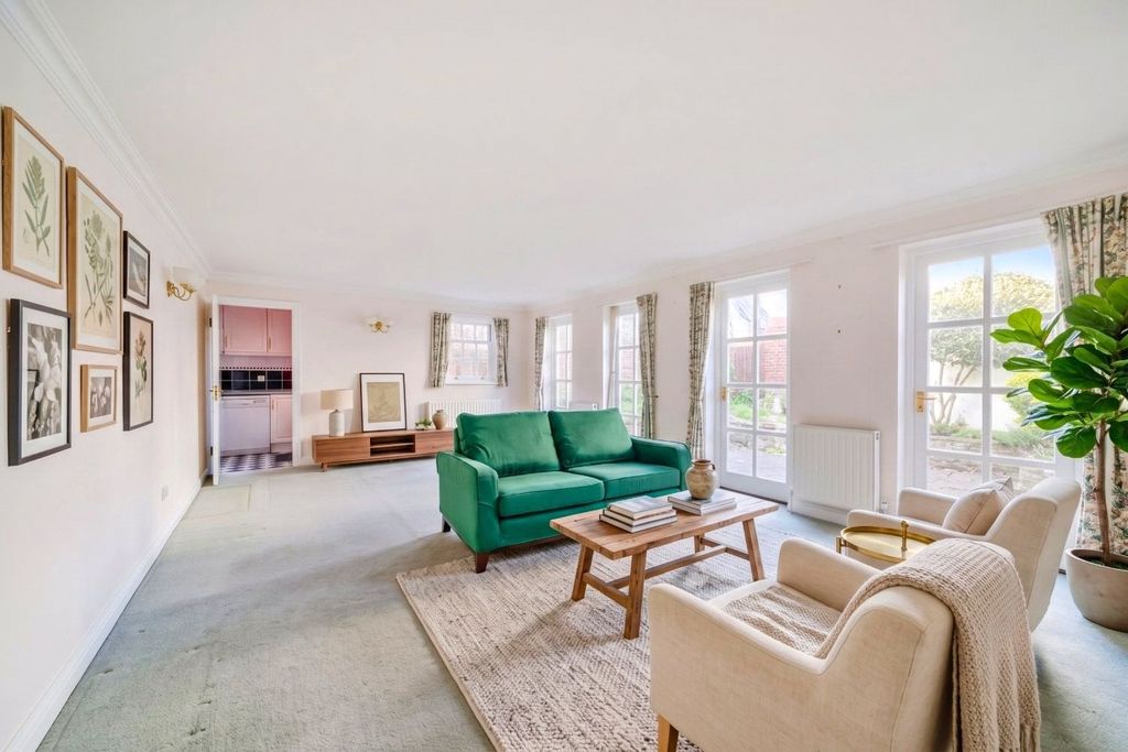 Property photo 3 of 11 Sitting Room