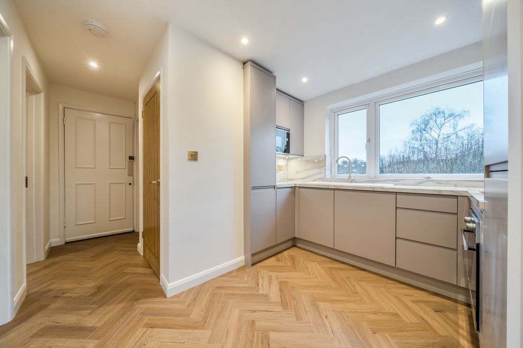 Property photo 3 of 10 Kitchen