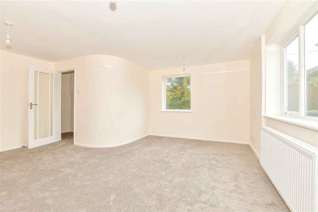 Property photo 3 of 11 Lounge