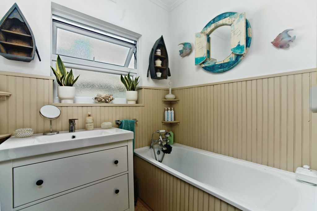 Property photo 3 of 21 Bathroom