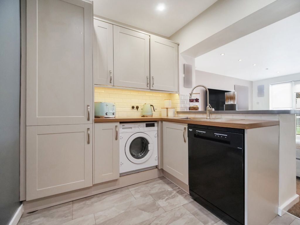 Property photo 3 of 17 Kitchen