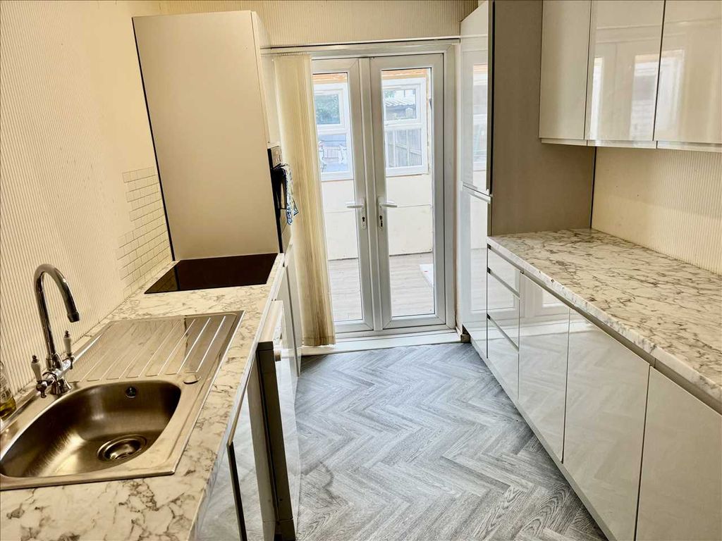 Property photo 3 of 8 Kitchen