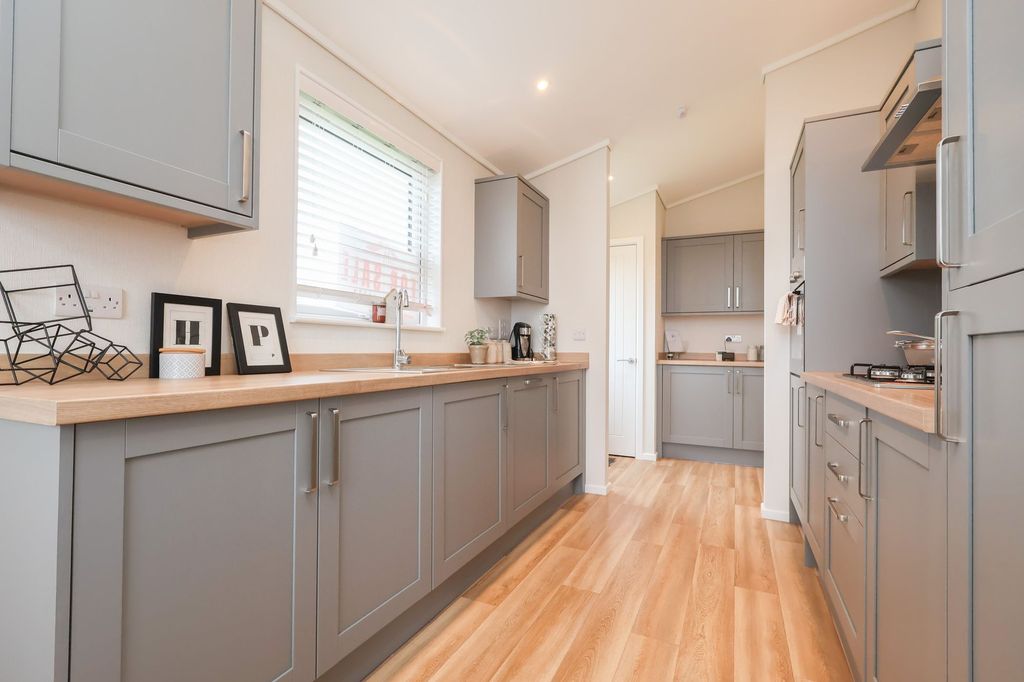 Property photo 2 of 19 Kitchen