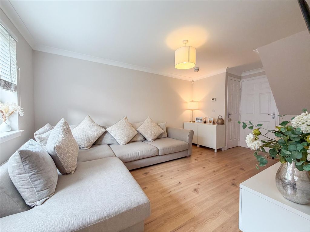 Property photo 3 of 28 Lounge