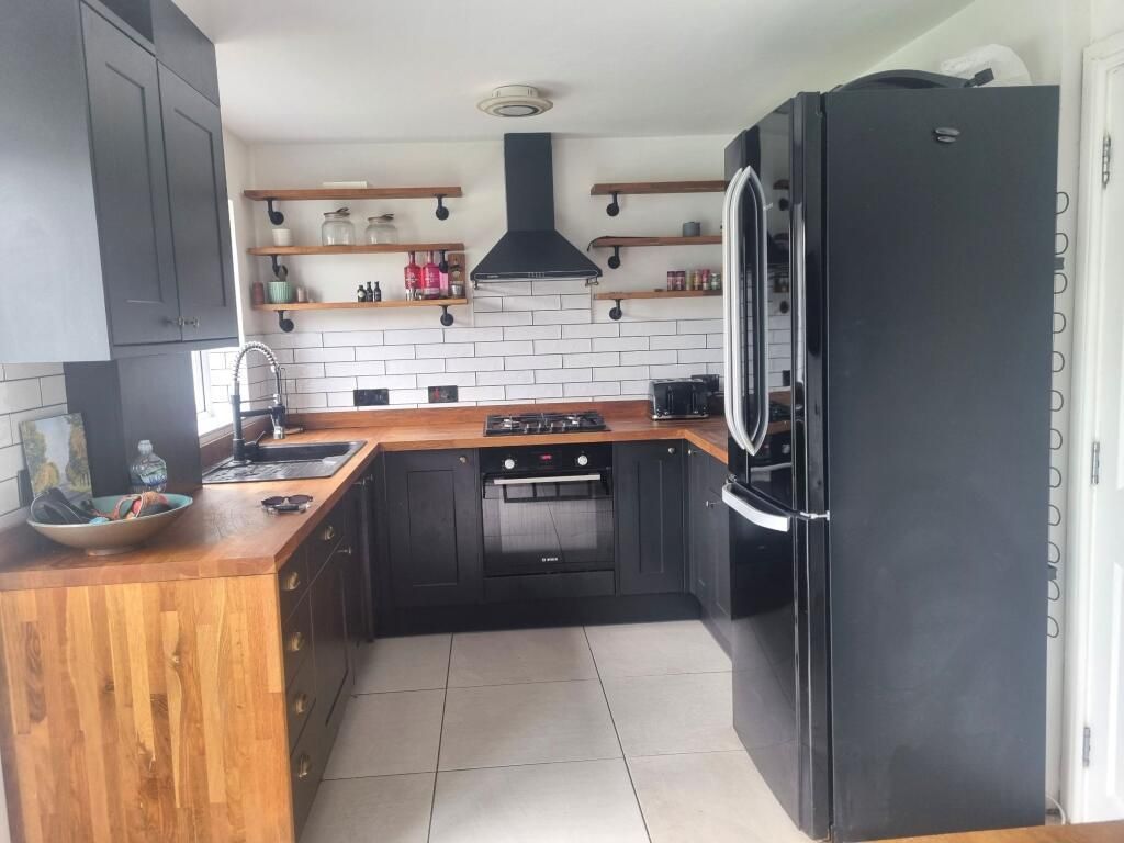 Property photo 3 of 11 Kitchen