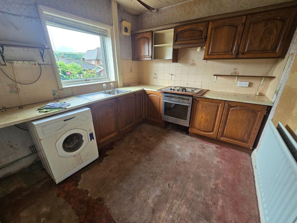 Property photo 3 of 10 Kitchen