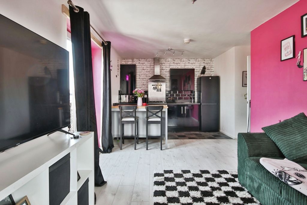 Property photo 2 of 11 4259725