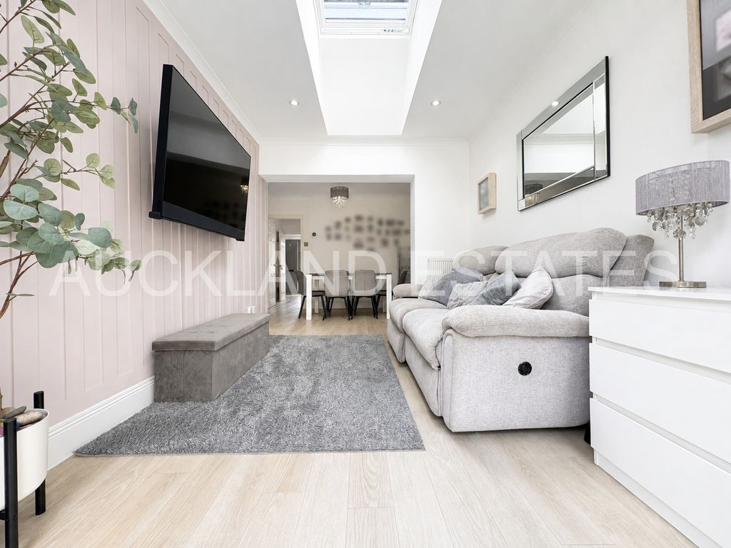 Property photo 3 of 28 Image00003