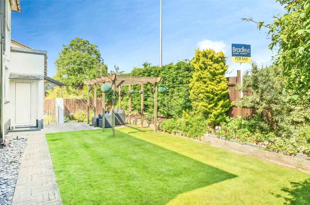 Property photo 2 of 21 Front Garden