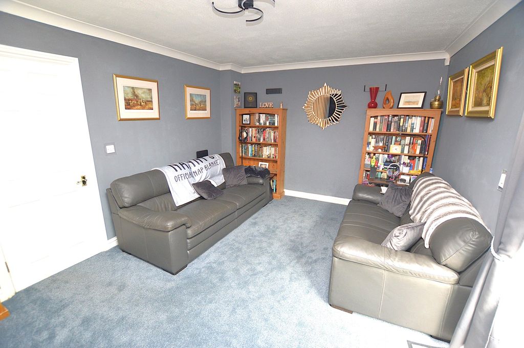 Property photo 2 of 14 Lounge