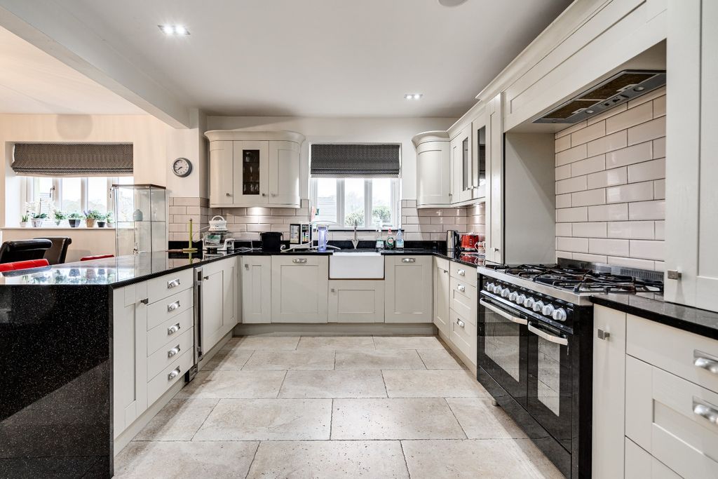 Property photo 2 of 31 3695914