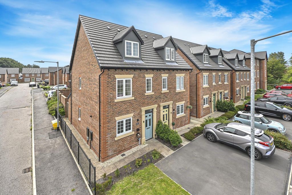 Property photo 2 of 33 15 Watergate Close, Westhoughton, Bolton, Lancashi